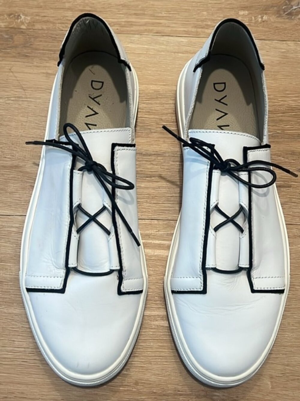 NEW WITHOUT BOX -  Dyan MILLY Sneaker